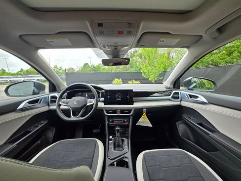 New 2026 Volkswagen Taos SE FWD image 15