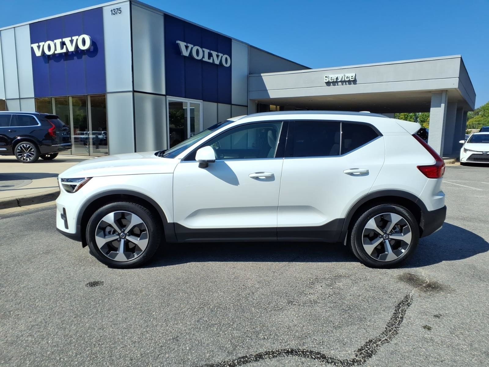 Used 2024 Volvo XC40 B5 Plus AWD/4WD image 8