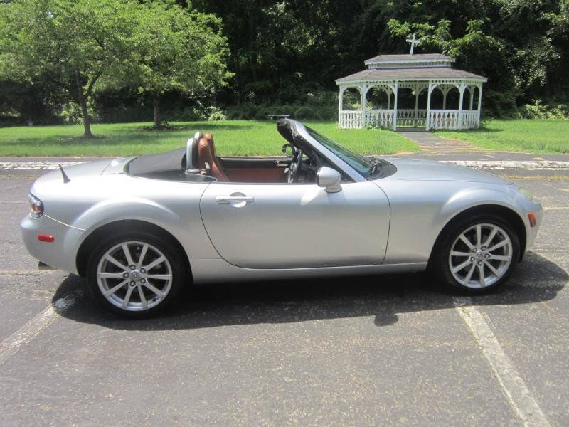 Used 2006 MAZDA MX-5 Miata Grand Touring RWD image 18