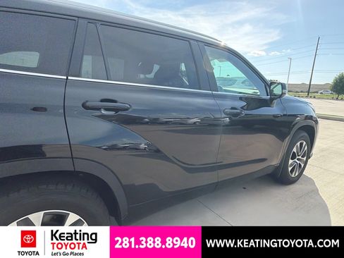 Used 2026 Toyota Highlander XLE AWD/4WD image 2