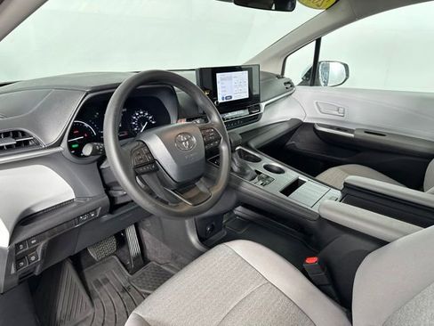 Used 2025 Toyota Sienna LE AWD/4WD image 12