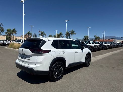 Used 2024 Nissan Rogue SV AWD/4WD image 4