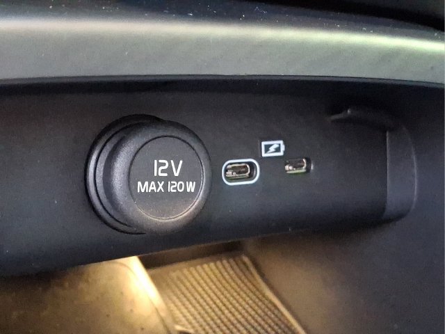 Certified 2026 Volvo XC40 B5 Plus AWD/4WD image 22