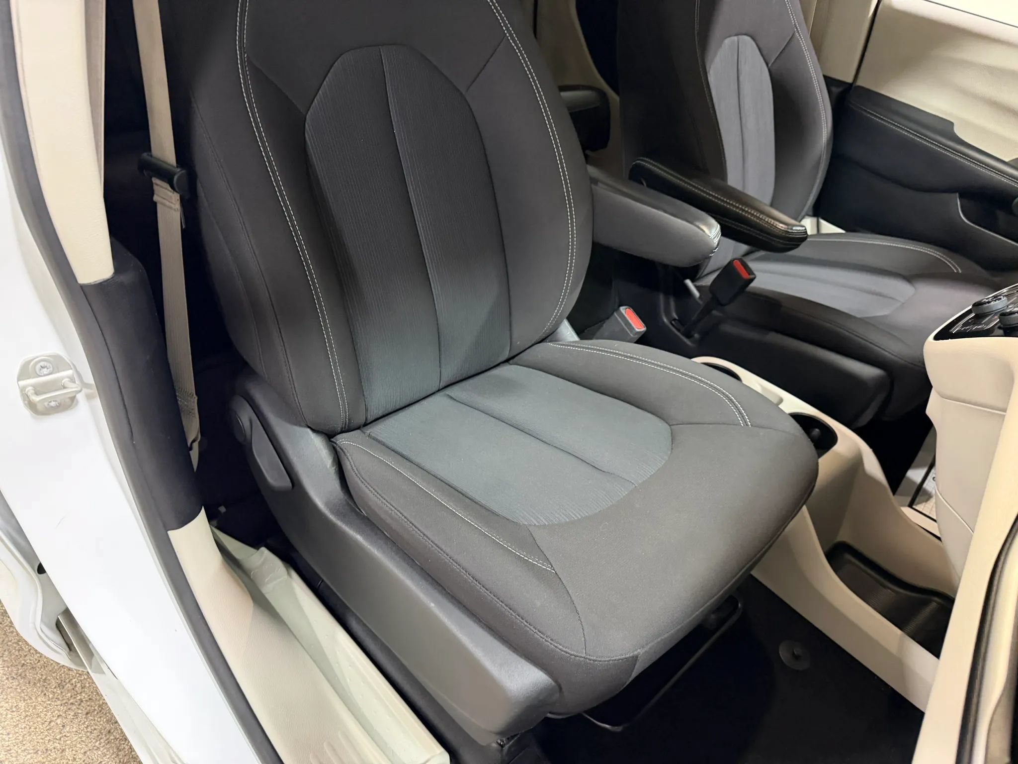 Used 2023 Chrysler Voyager LX FWD image 34