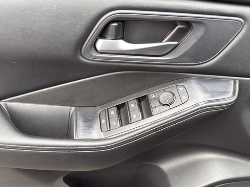 Used 2024 Nissan Rogue SV image 9