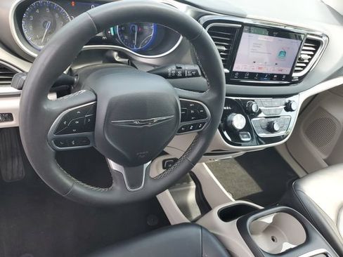 Used 2024 Chrysler Pacifica Touring-L FWD image 18
