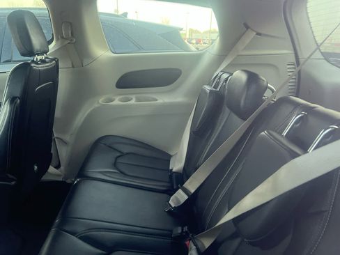 Used 2024 Chrysler Pacifica Touring-L image 5