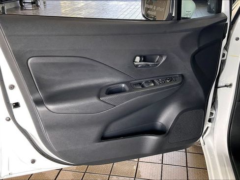 Used 2025 Nissan Versa SV FWD image 2