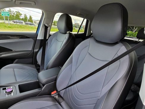 New 2025 Volkswagen Tiguan SE image 23