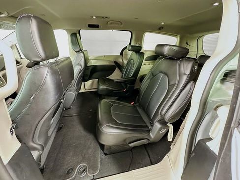 Used 2024 Chrysler Pacifica Touring-L FWD image 28