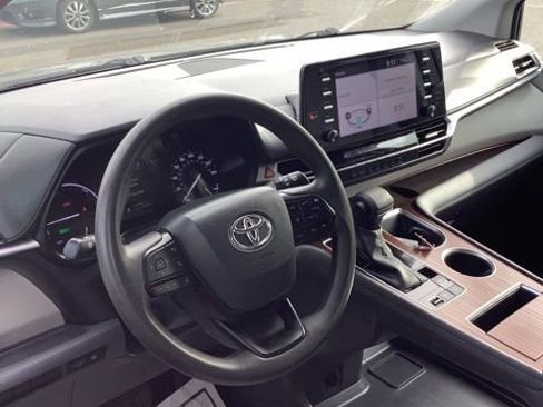 Used 2023 Toyota Sienna LE FWD image 2