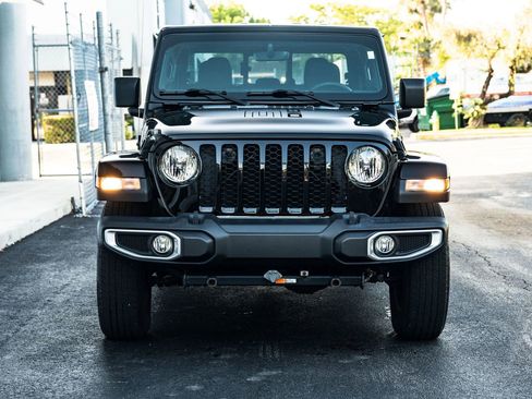 Used 2023 Jeep Gladiator Sport AWD/4WD image 2