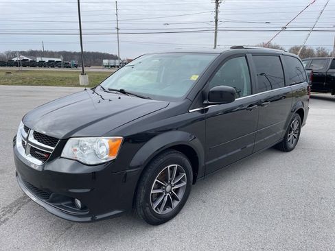 Used 2017 Dodge Grand Caravan SXT image 3