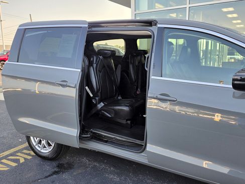 Used 2025 Chrysler Pacifica Select FWD image 35