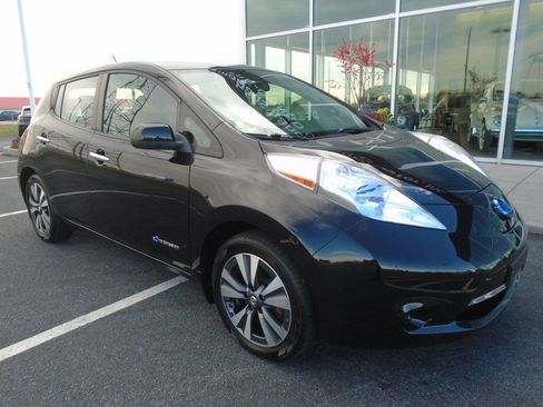 Used 2017 Nissan Leaf SV w/ Premium Package image 2