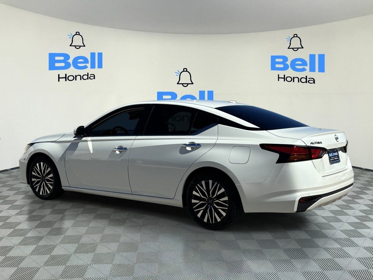 Used 2023 Nissan Altima 2.5 SV FWD image 3