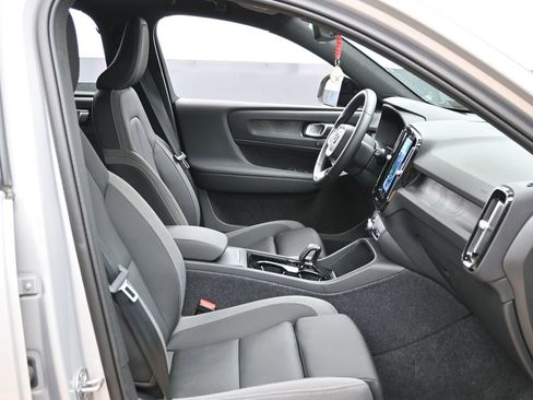 Used 2025 Volvo EX40 Core image 33