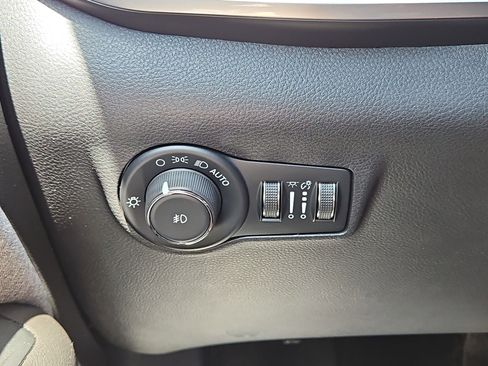 Used 2024 Jeep Compass Latitude image 25