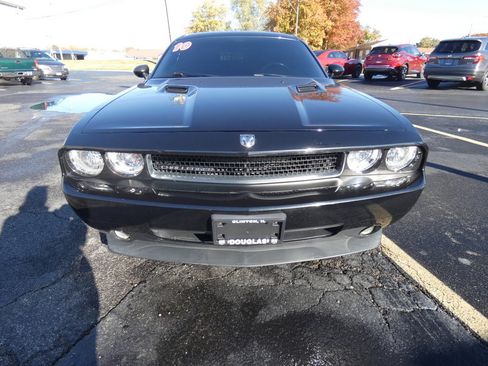 Used 2010 Dodge Challenger SE image 2