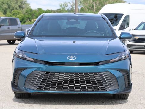Used 2025 Toyota Camry SE FWD image 2