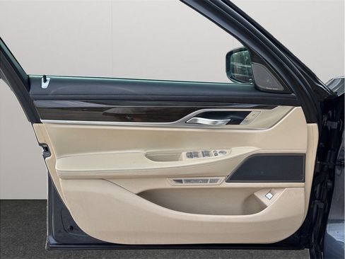 Used 2016 BMW 750i RWD image 21