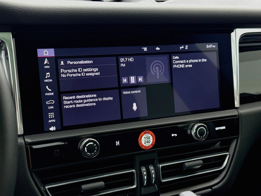 Certified 2025 Porsche Macan AWD/4WD image 18