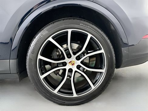 Certified 2023 Porsche Cayenne Platinum Edition image 12