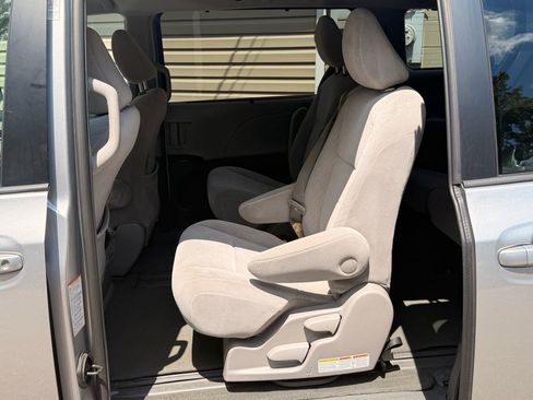 Used 2017 Toyota Sienna LE FWD image 14