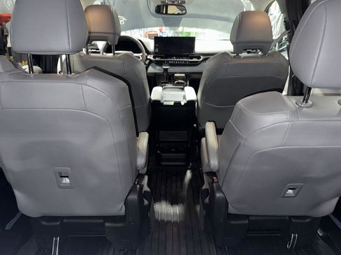 Used 2025 Toyota Sienna XLE image 20