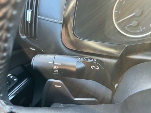 Used 2022 Nissan Pathfinder SV w/ SV Premium Package image 16