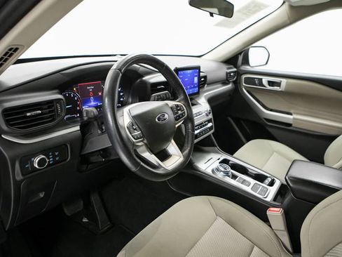 Used 2023 Ford Explorer XLT RWD image 4