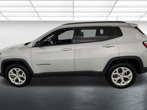 Used 2024 Jeep Compass Latitude AWD/4WD image 5