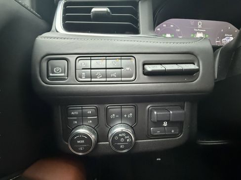 Used 2023 GMC Yukon Denali Ultimate image 33