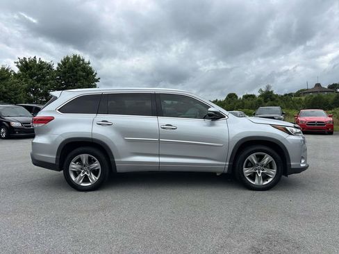 Used 2017 Toyota Highlander Limited FWD image 2