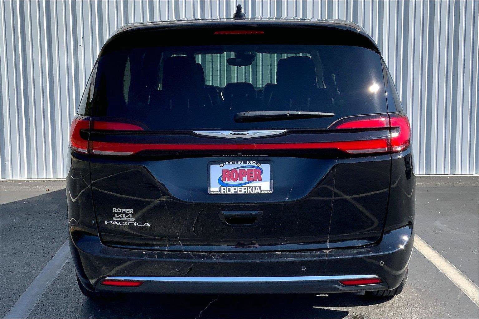 Used 2024 Chrysler Pacifica Touring-L FWD image 4