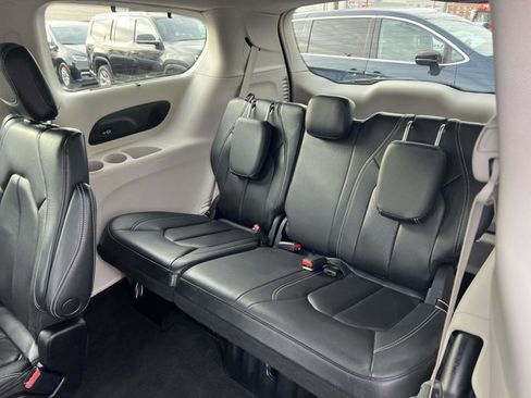 Certified 2022 Chrysler Pacifica Touring-L w/ Uconnect Theater Family Group image 10