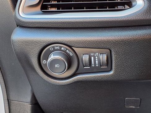 Used 2023 Chrysler Pacifica Touring image 8