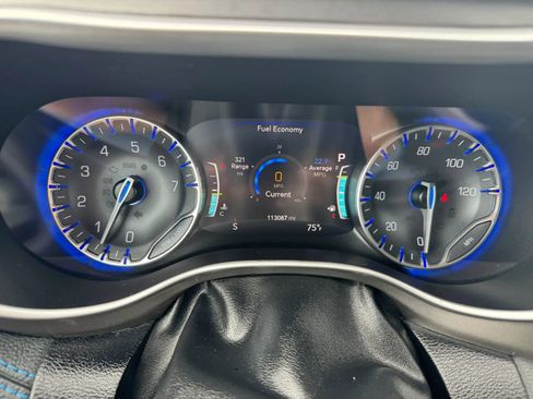 Used 2021 Chrysler Pacifica Touring-L FWD image 18