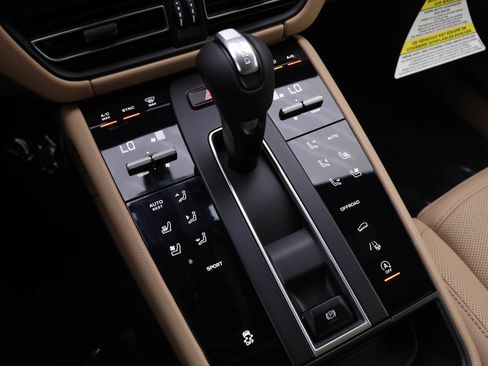 Used 2025 Porsche Macan image 9