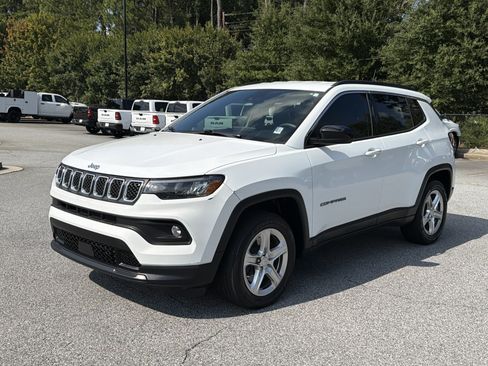 Used 2023 Jeep Compass Latitude AWD/4WD image 3