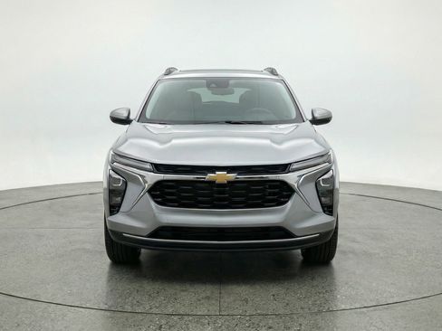 Used 2025 Chevrolet Trax LT w/ LT Convenience Package image 2