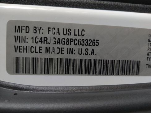 Used 2023 Jeep Grand Cherokee Laredo w/ Luxury Tech Group I RWD image 33
