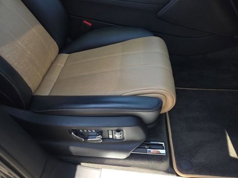 Used 2018 Bentley Bentayga Activity image 33