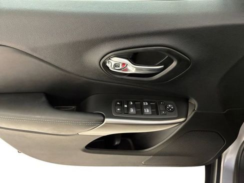 Used 2021 Jeep Cherokee Latitude Plus image 13