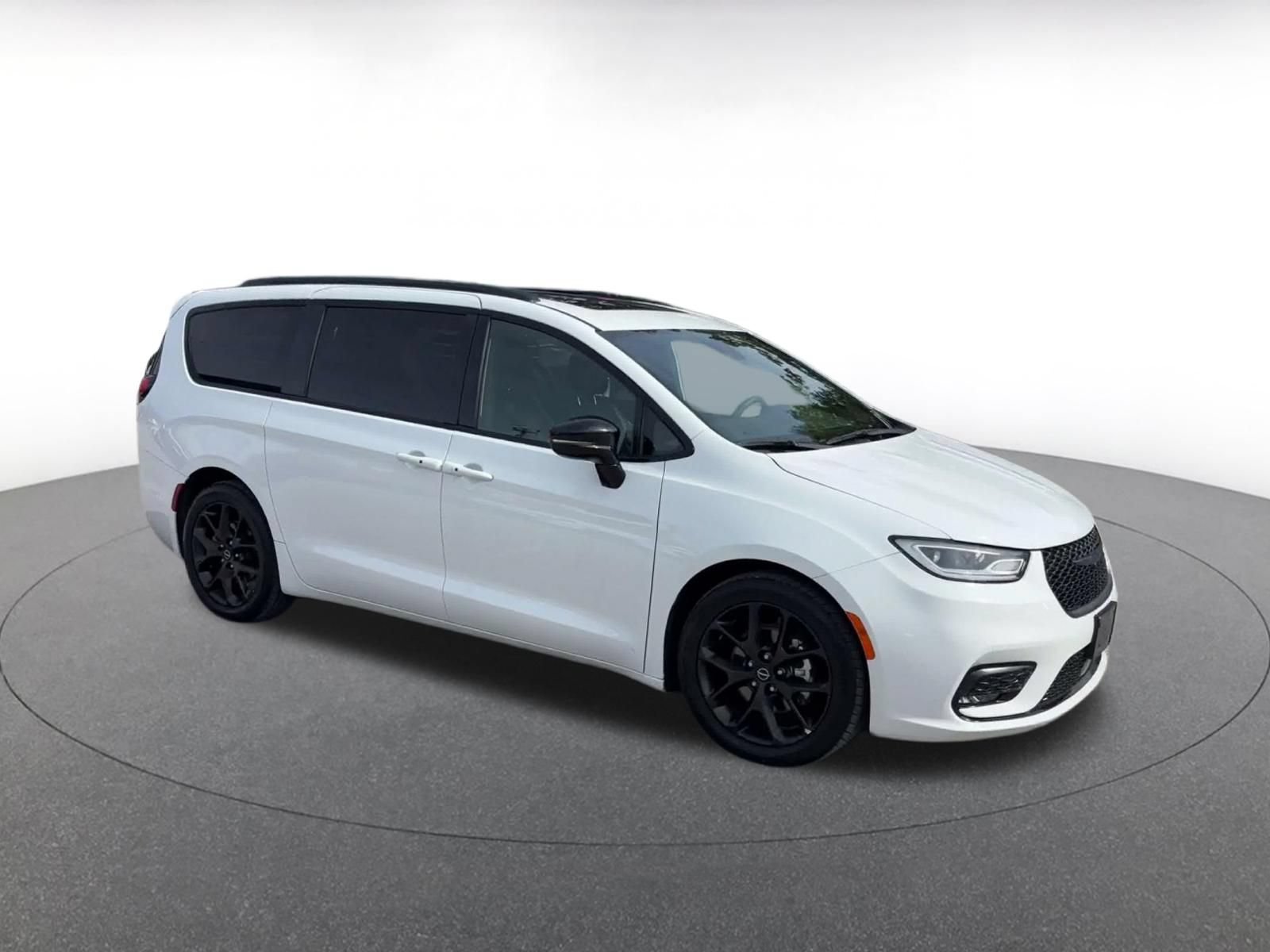 Used 2025 Chrysler Pacifica Limited FWD image 2