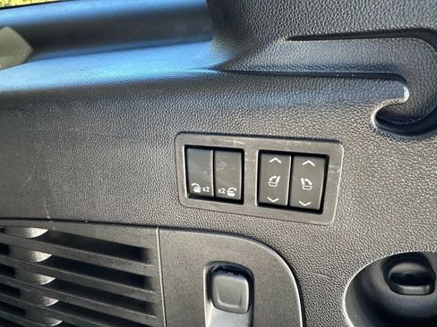 Used 2017 GMC Yukon XL SLT w/ Premium Edition image 12