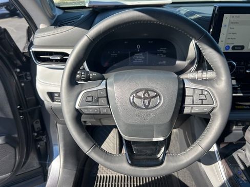 Used 2024 Toyota Highlander Platinum image 18