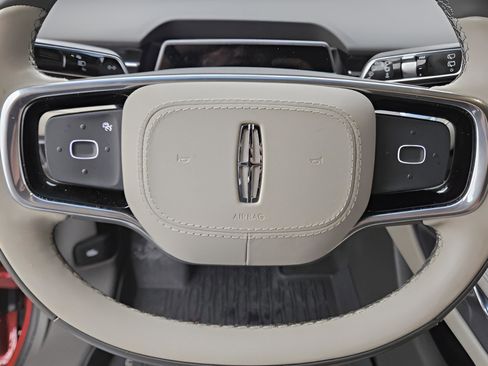 Used 2024 Lincoln Nautilus Premier image 15