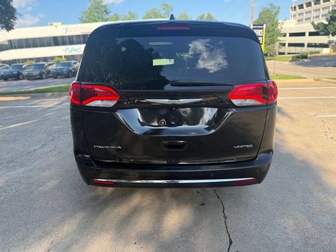 Used 2017 Chrysler Pacifica Limited FWD image 5