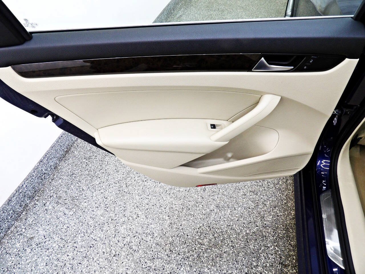 Used 2014 Volkswagen Passat TDI SEL Premium FWD image 9